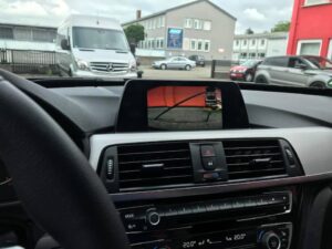 BMW 4er F36 Innenraum – NBT2 Display mit Rückfahrkamera Bild nach Nachrüstung