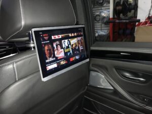 Fondmonitor BMW 5er – saubere Kopfstützen-Integration