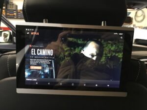 Fondmonitor BMW F11 – saubere Kopfstützen-Integration
