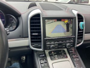Rückfahrkamera Bild mit dynamischen Hilfslinien im Porsche Cayenne GTS