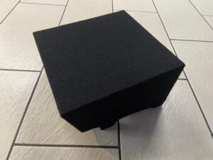 Subwoofer VW T6.1 – Untersitz-Montage Beifahrerseite