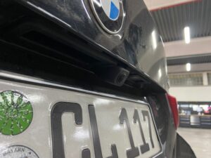 Rückfahrkamera eingebaut im BMW M4 F83 – Nachrüstung mit originaler Griffleiste