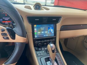 Porsche 911 mit aktivierter Apple CarPlay Verbindung via Smartphone