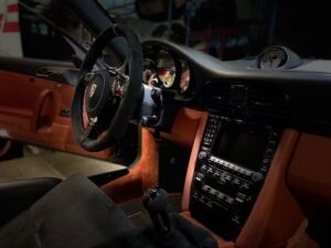 Porsche 997 PCCM Plus in Hochglanz Schwarz lackiert