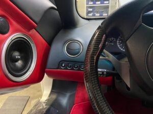 Lautsprechereinbau auf der Fahrerseite im Lamborghini Murciélago mit Originaloptik