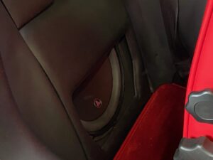 Fertig eingebauter JL Audio Subwoofer im maßgefertigten GFK Gehäuse im Murciélago