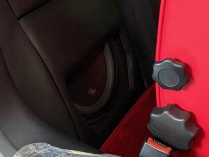 Detailansicht der Subwoofer Integration im Murciélago ohne Verlust an Stauraum