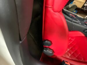 JL Audio Subwoofer im lederbezogenen GFK Gehäuse passend zum roten Interieur