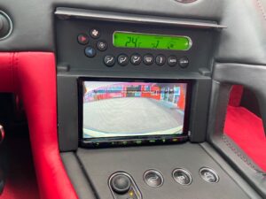 Kenwood Autoradio im Lamborghini Murciélago mit Bild der werkseitigen Rückfahrkamera