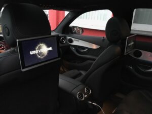 Zweiter AUX Monitor Ampire AMX225 an der Kopfstütze – Mercedes GLC Rücksitz