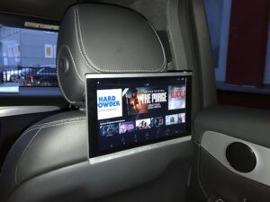 Ampire AMX225 MASTER Monitor mit HDMI und USB Anschluss im Fahrzeug