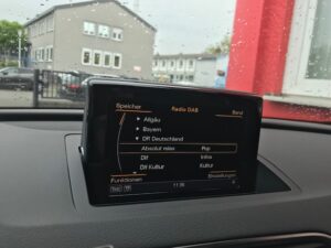 Audi Q3 DAB+ Senderliste im originalen Audi Display nach Nachrüstung