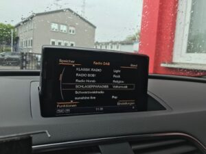 Audi Q3 8U DAB+ Nachrüstung – OEM-Integration MMI, Senderanzeige im Display