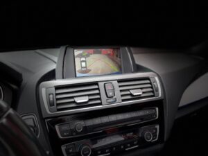 BMW F22 Innenraum mit CarPlay und Navigation