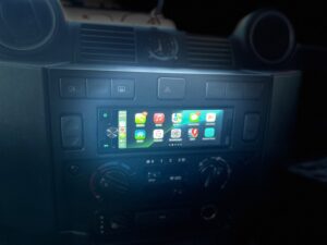 Land Rover Defender CarPlay Autoradio Ampire CPR060 Einbau im Armaturenbrett