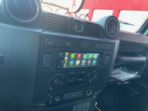 Land Rover Defender Innenraum mit Ampire CPR060 CarPlay Autoradio