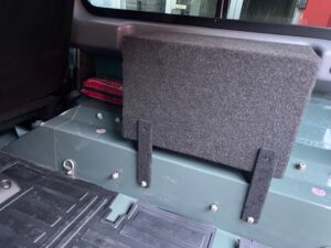 Subwoofergehäuse mit zwei FF8 Subwoofern im Heck des Land Rover Defender