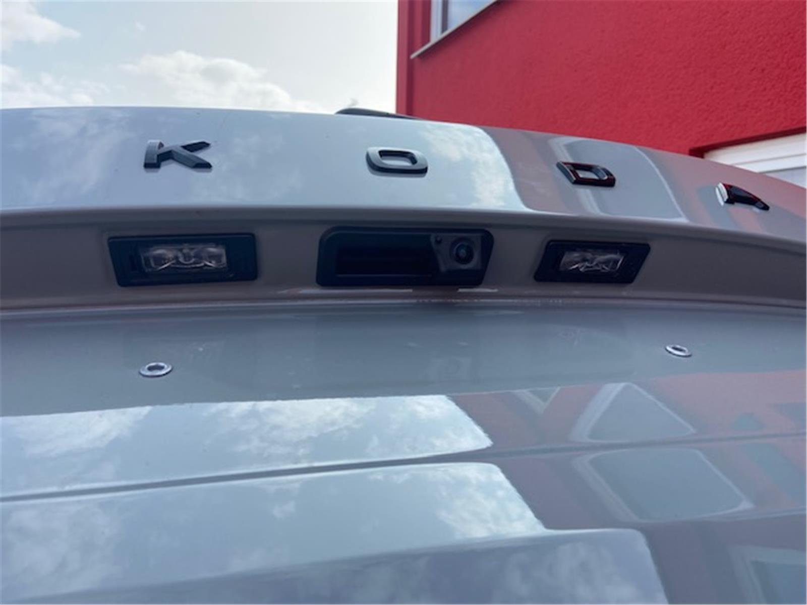 kodiaq ns7 rückfahrkamera mit dynamischen linien.jpg