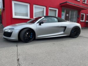 Audi R8 Spyder silber Außenansicht vor Werkstatt Singen – Alpine ILX-705D Einbau