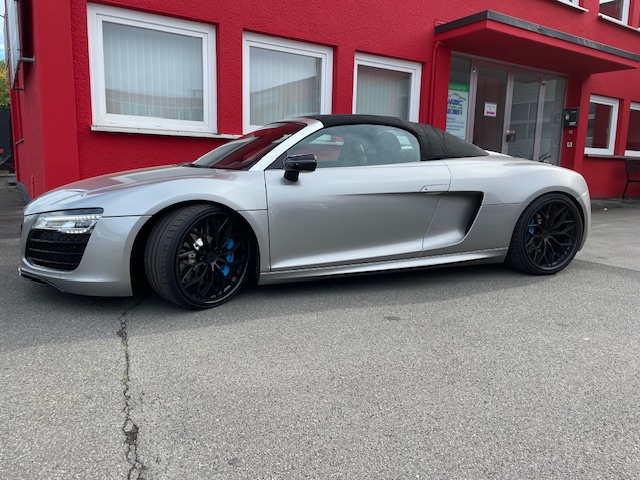 Audi R8 Spyder silber Außenansicht vor Werkstatt Singen – Alpine ILX-705D Einbau