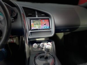 Alpine ILX-705D Android Auto Menü im Audi R8 – Nahaufnahme Mittelkonsole