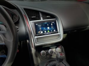 Alpine ILX-705D im Audi R8 – Gesamtansicht Cockpit mit Display und Lenkrad