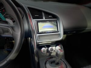 Alpine ILX-705D Audi R8 – Seitenansicht Einbauposition Mittelkonsole