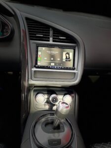 Alpine ILX-705D Audi R8 – Totale Cockpit Beifahrerperspektive mit Display