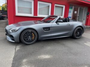 Mercedes-AMG GT Roadster grau Außenansicht vor Werkstatt Singen – CarPlay Nachrüstung