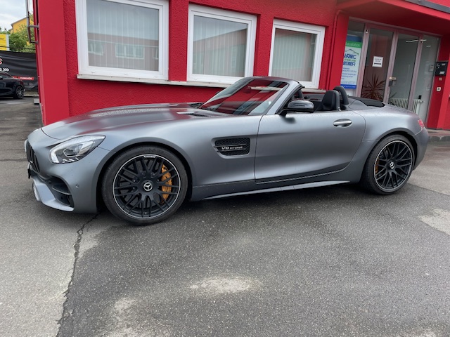 Mercedes-AMG GT Roadster grau Außenansicht vor Werkstatt Singen – CarPlay Nachrüstung