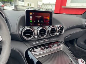 Apple CarPlay Mercedes-AMG GT – Cockpit Beifahrerperspektive mit Lenkrad