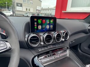 Mercedes-AMG GT CarPlay Display Nahaufnahme – Seitenansicht Mittelkonsole Singen