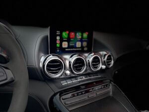 Apple CarPlay Menü im Mercedes-AMG GT Serienmonitor nach Nachrüstung – Nahaufnahme