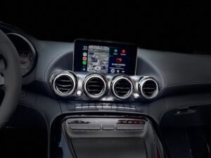 Wireless CarPlay im Mercedes-AMG GT Serienmonitor – Gesamtansicht Mittelkonsole