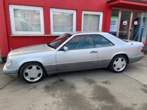 Mercedes E-Klasse Coupé C124 mit Blaupunkt SQR46DAB Einbau – Originaloptik erhalten