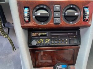 Einbau Blaupunkt Bremen SQR46DAB Mercedes E-Klasse W124 Coupé – Werkstatt Singen