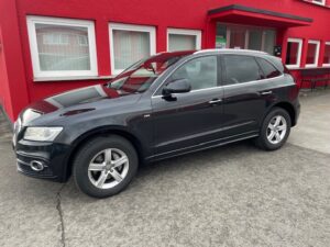 Audi Q5 8R schwarz Außenansicht vor Werkstatt Singen – DAB+ Nachrüstung