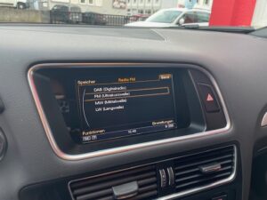Audi Q5 Cockpit mit MMI 3G Display – DAB+ Kanalübersicht nach Nachrüstung