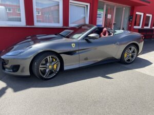 Ferrari Portofino Apple CarPlay Android Auto Nachrüstung Einbaubeispiel Singen