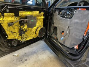 Audi A4 B9 Avant Car-HiFi Upgrade DSP Subwoofer Türdämmung Bodensee