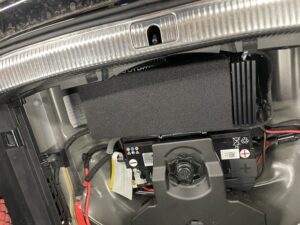 DSP-Endstufe sauber verbaut Kofferraum Audi A4 B9 Avant Singen