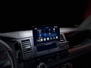 Alpine iLX-F905T6 9 Zoll Display im VW T6 montiert