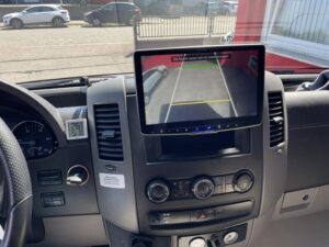 Adaptierte Rückfahrkamera im Display des Alpine Halo11 Sprinter Hymer