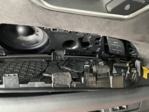 Mitteltönerblende Audi e-tron GT ausgebaut - Dämmung Einbau Singen