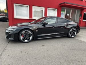 Audi RS e-tron GT Außenansicht Werkstatt Singen Türdämmung