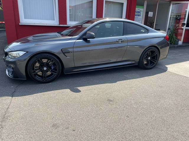 BMW M4 CarPlay nachrüsten – M4 Coupé F82 vor der Werkstatt in Singen am Bodensee