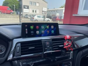 Apple CarPlay Startbildschirm im BMW M4 F82 Werksdisplay nach der Nachrüstung