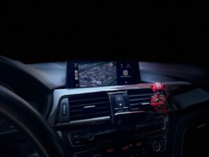 Navigation und Musikwiedergabe per Apple CarPlay im BMW M4 F82 NBT-Monitor