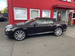 Bentley Continental GT CarPlay nachrüsten – Continental GT Cabrio vor der Werkstatt in Singen am Bodensee