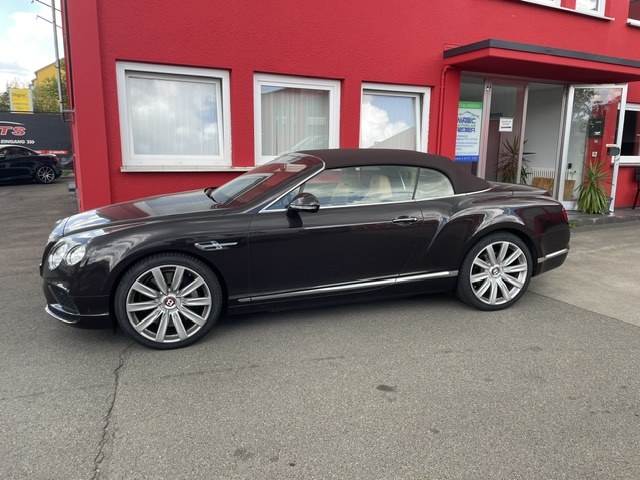 Bentley Continental GT CarPlay nachrüsten – Continental GT Cabrio vor der Werkstatt in Singen am Bodensee